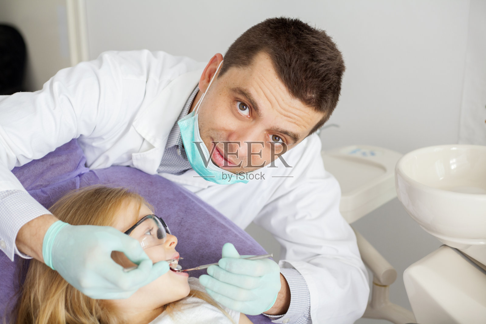 小女孩看牙医照片摄影图片