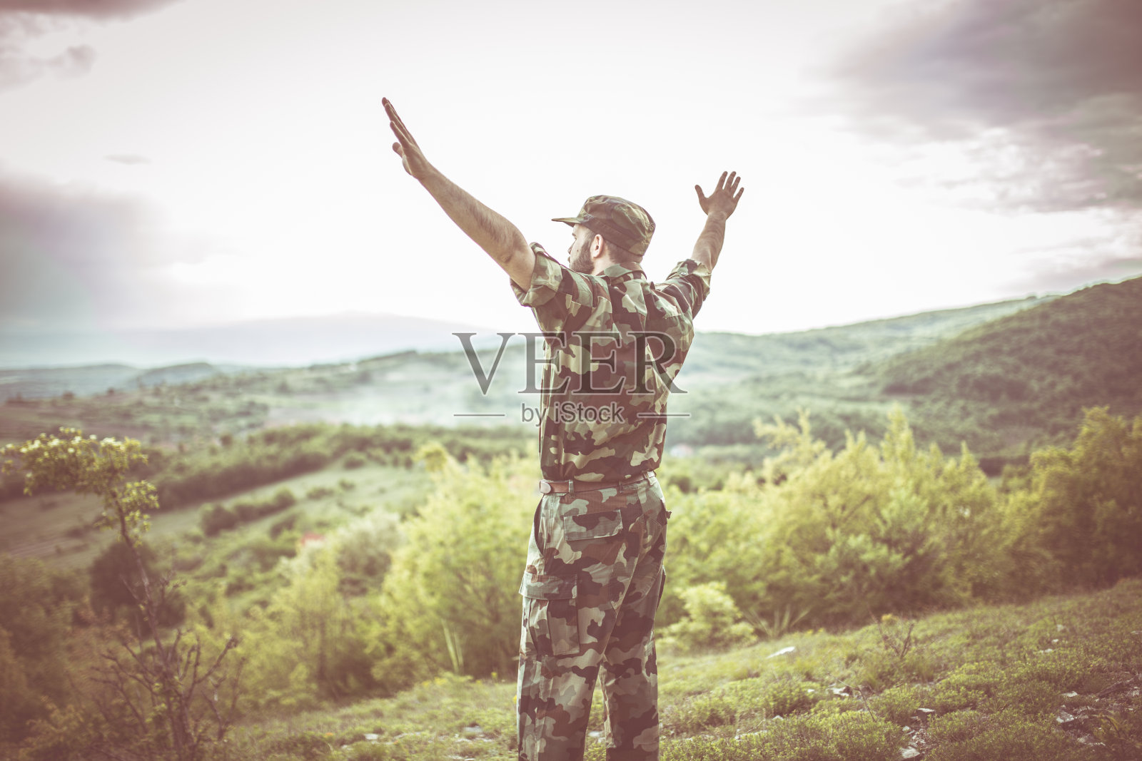 军人终于自由了照片摄影图片