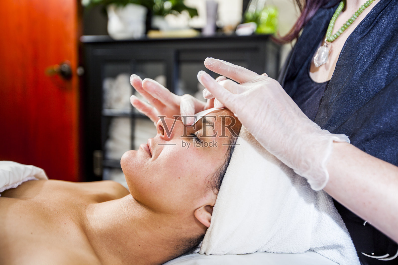 正在修眉毛的女人照片摄影图片