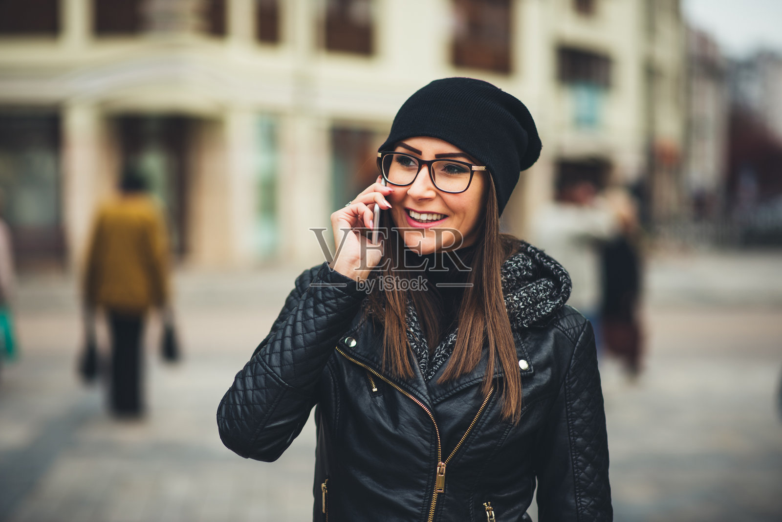 年轻女子在用电话照片摄影图片