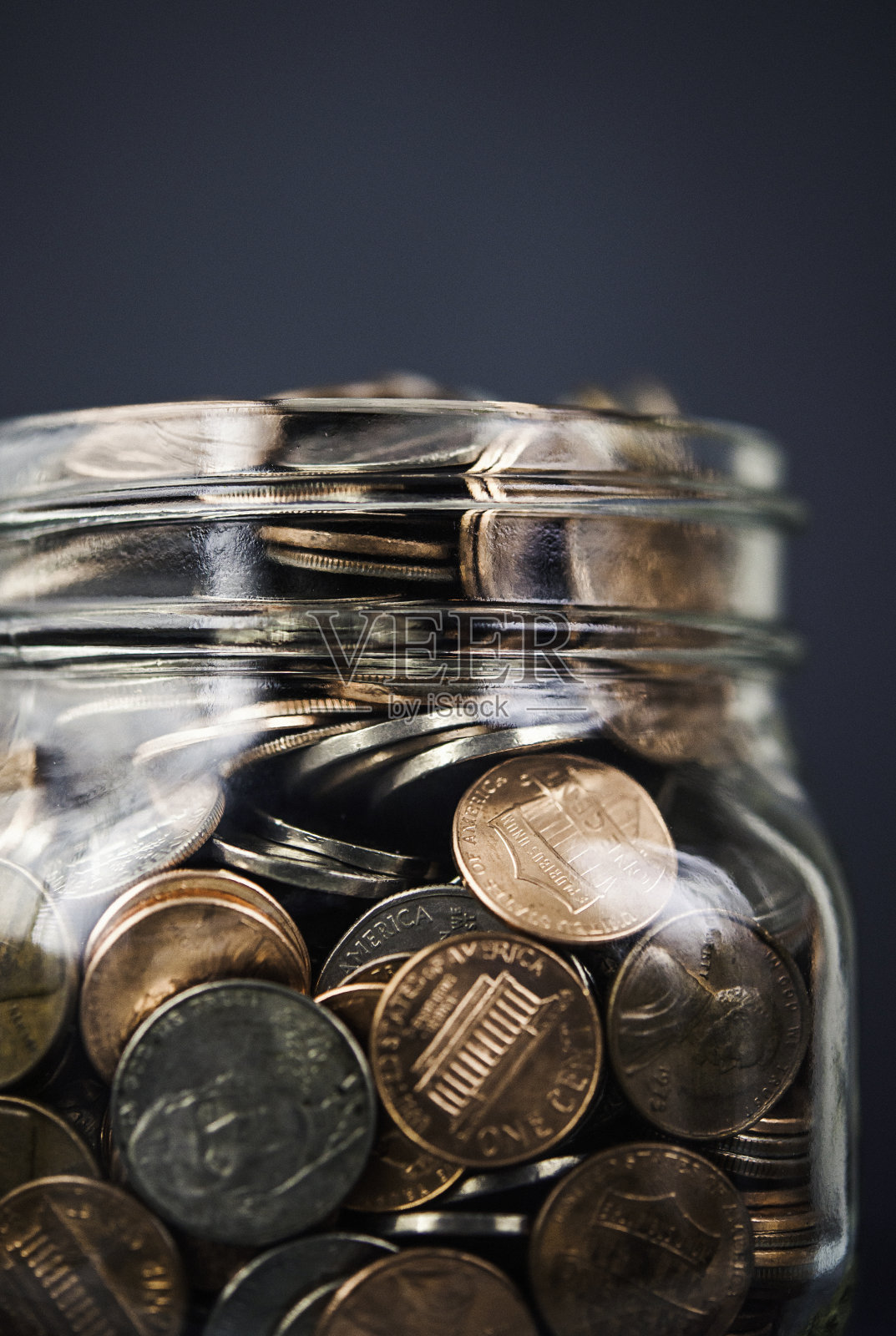 装满美国货币的钱罐。节约与捐赠理念照片摄影图片