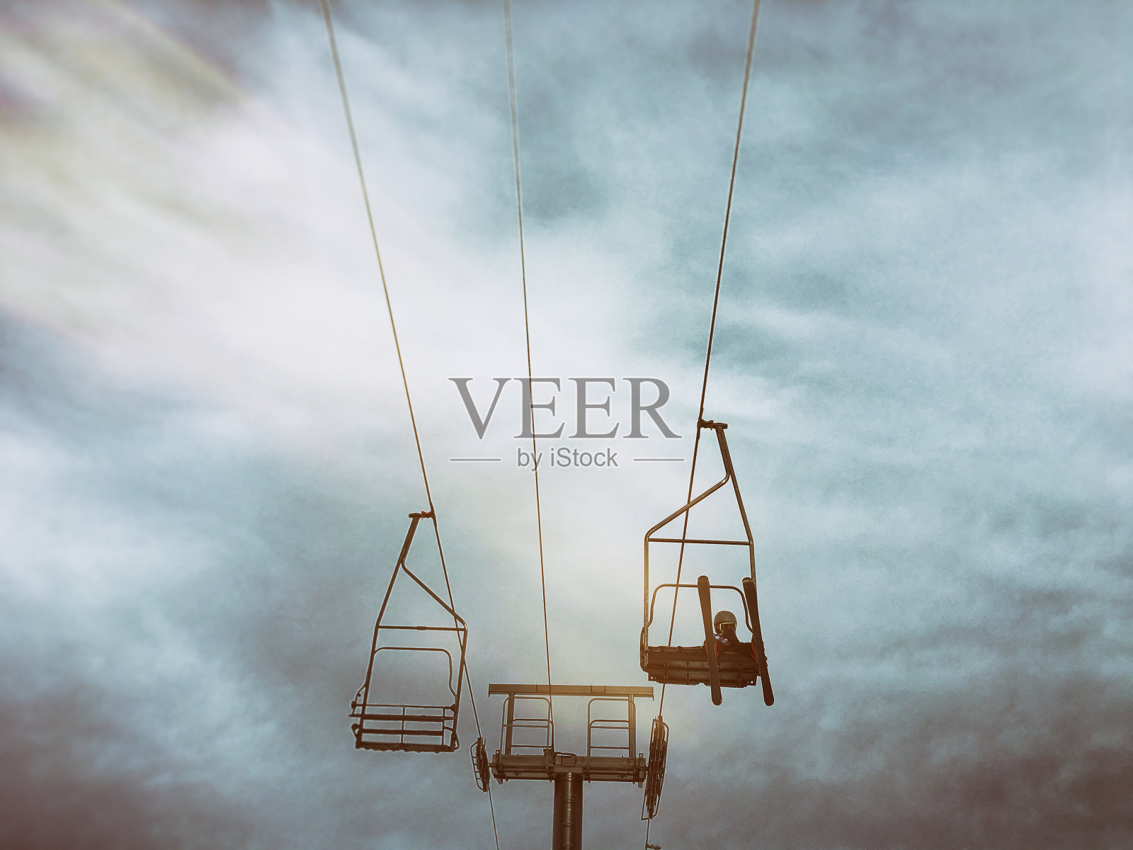 孩子自己坐升降椅照片摄影图片