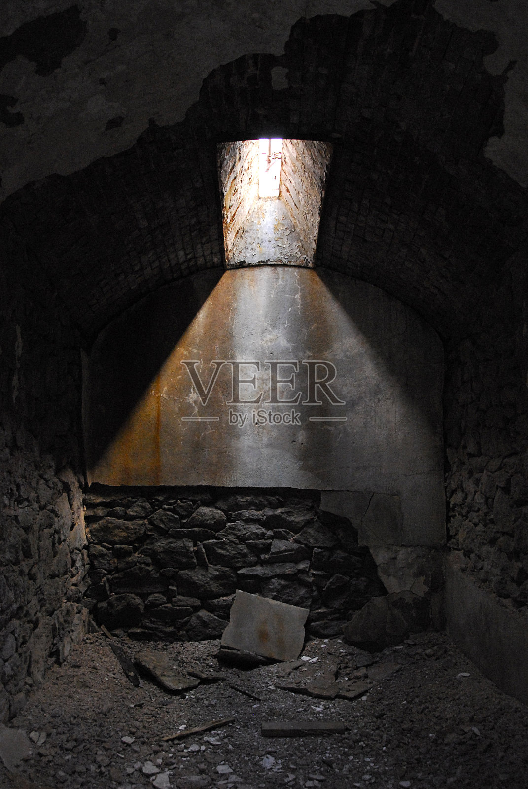 从监狱天花板的窄窗透出的光线照片摄影图片