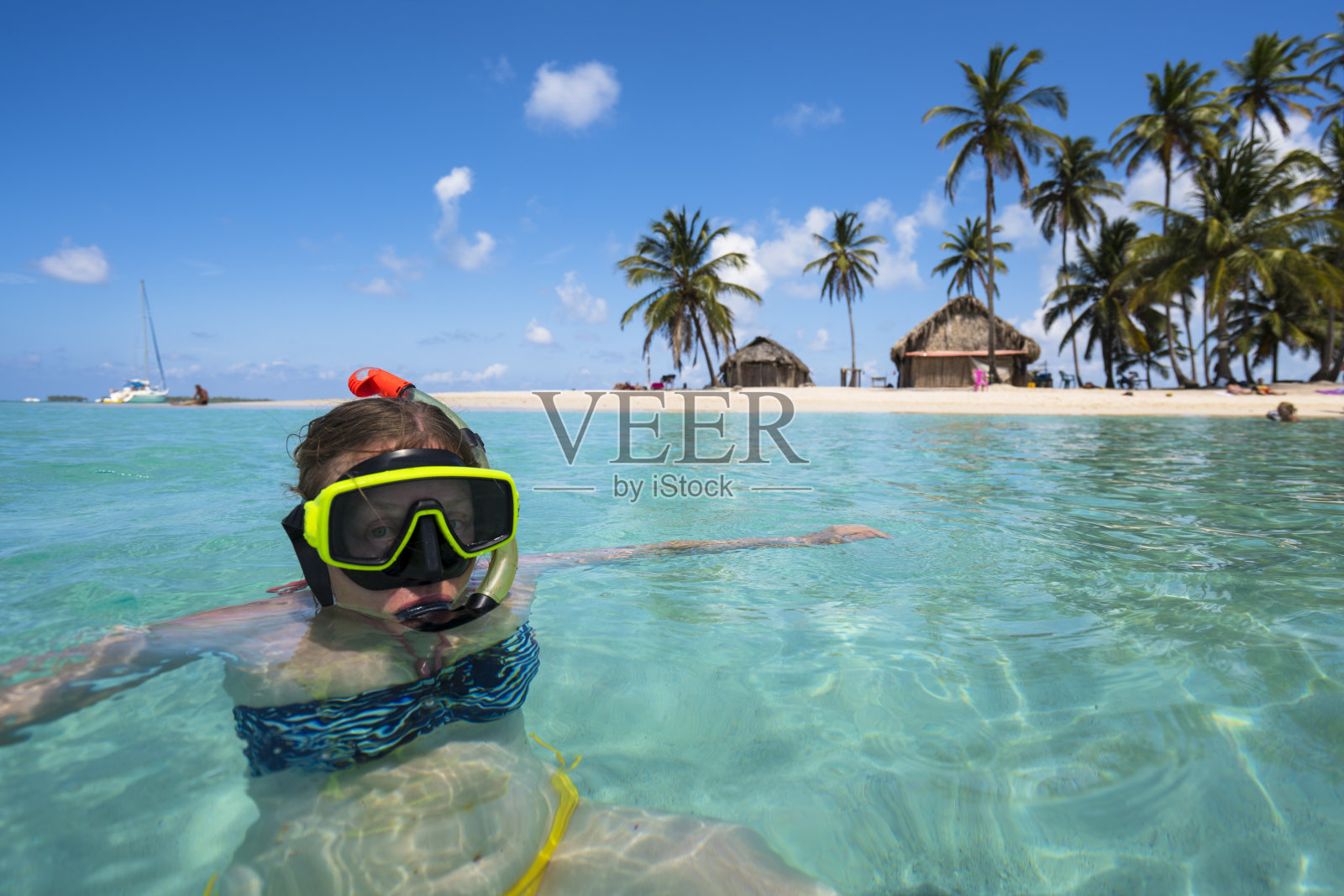 资深妇女喜欢在加勒比海佩罗岛附近戴着水肺面具游泳照片摄影图片