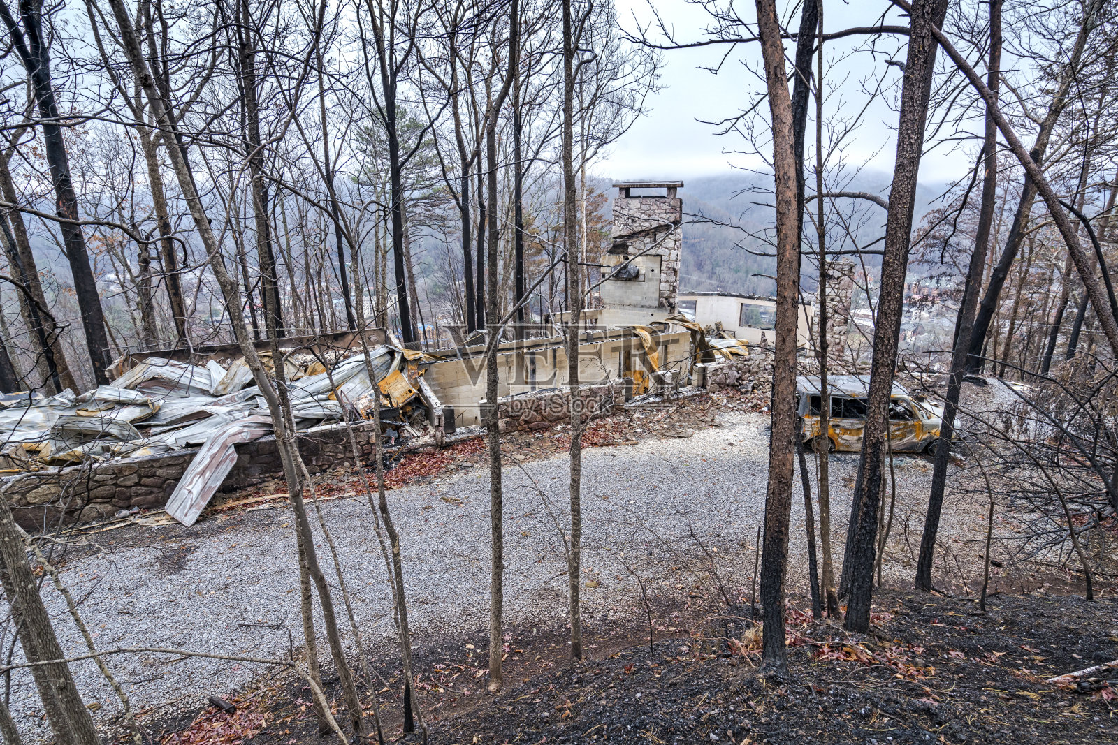 森林大火后烧毁了房屋和汽车照片摄影图片
