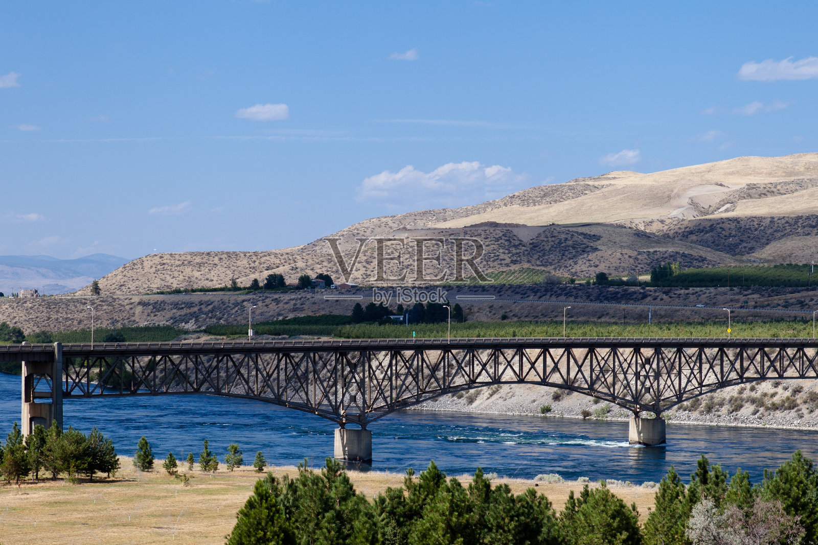 桥与荒山照片摄影图片