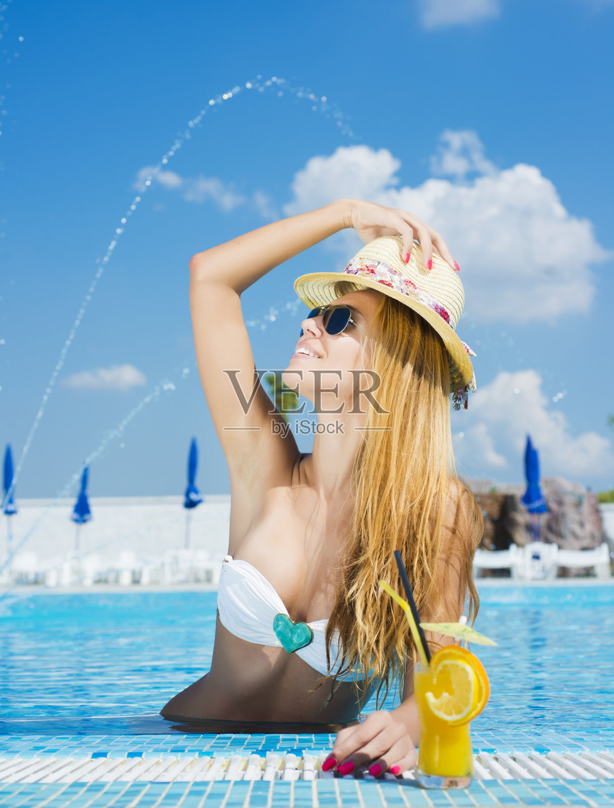 游泳池里的美女照片摄影图片