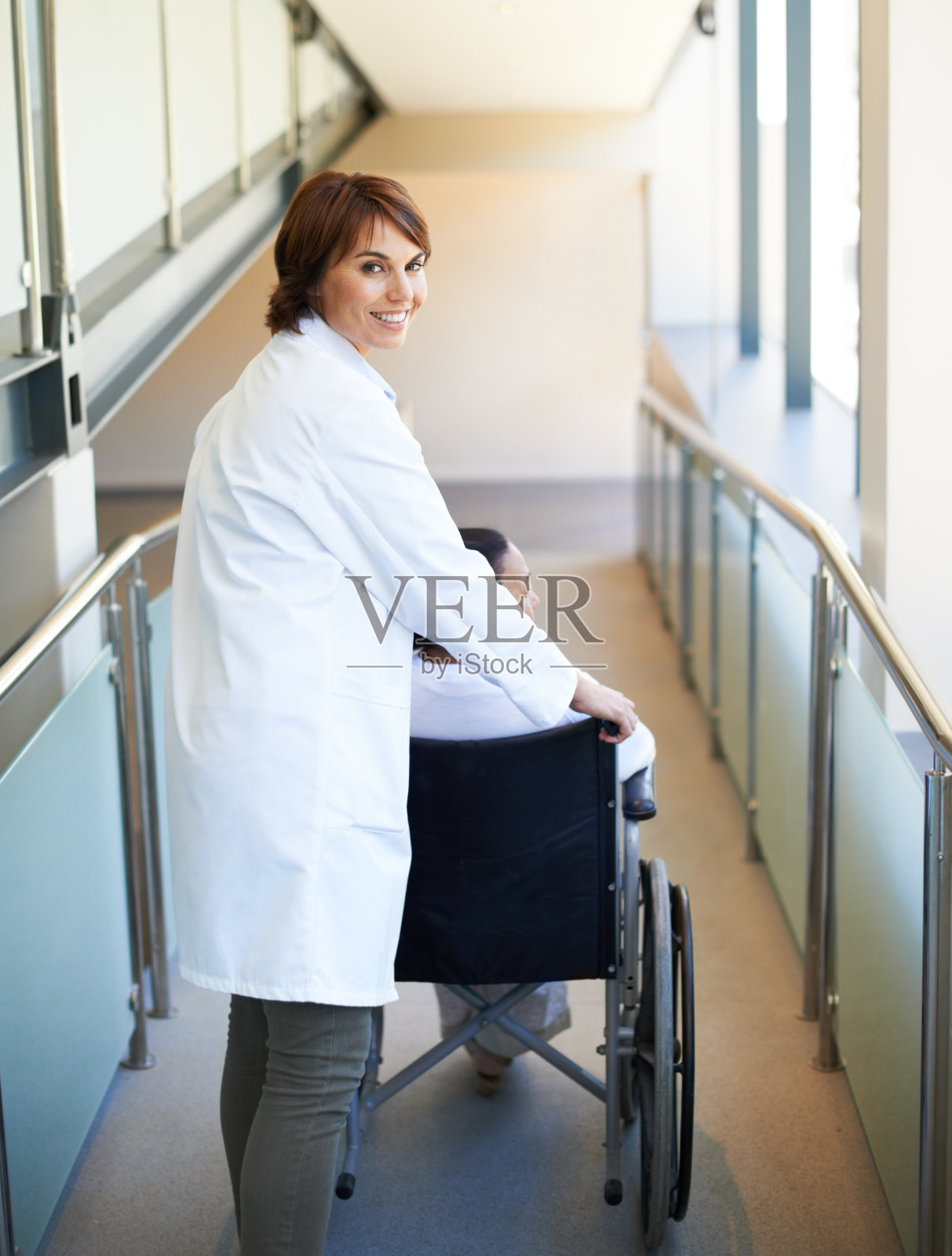 很高兴帮助那些需要帮助的人照片摄影图片