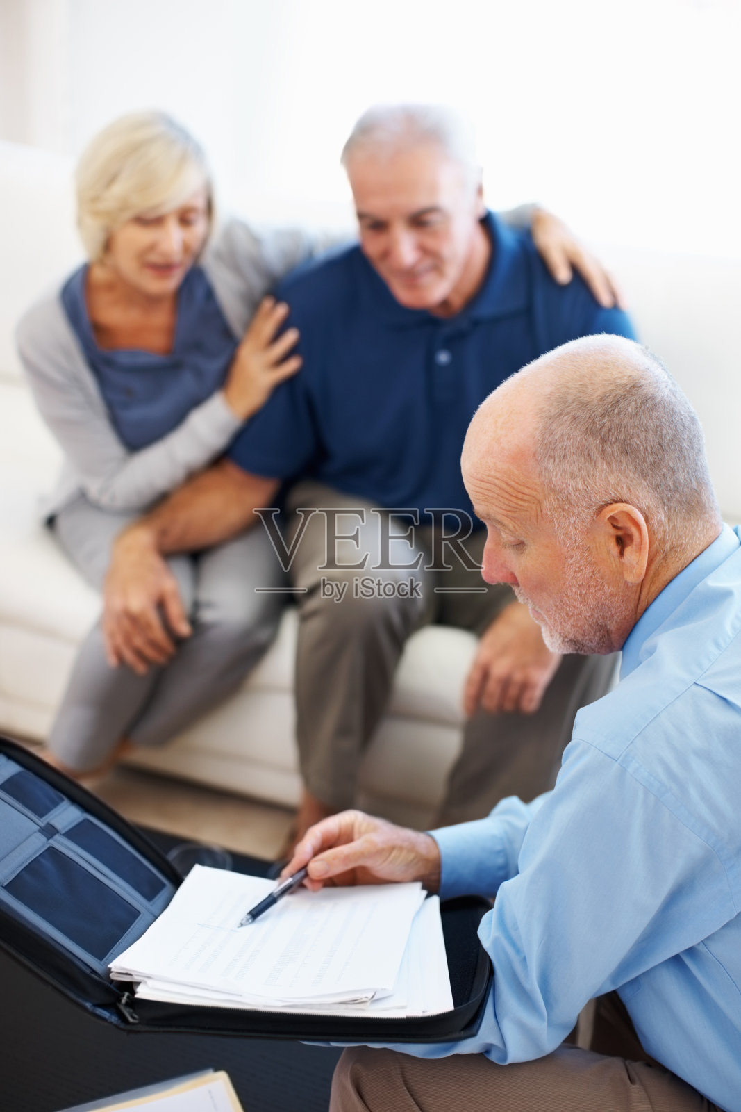 资深男士咨询资深夫妇照片摄影图片