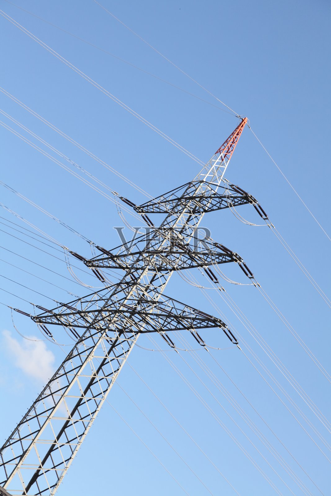 用于高压运输的大型电力塔架照片摄影图片