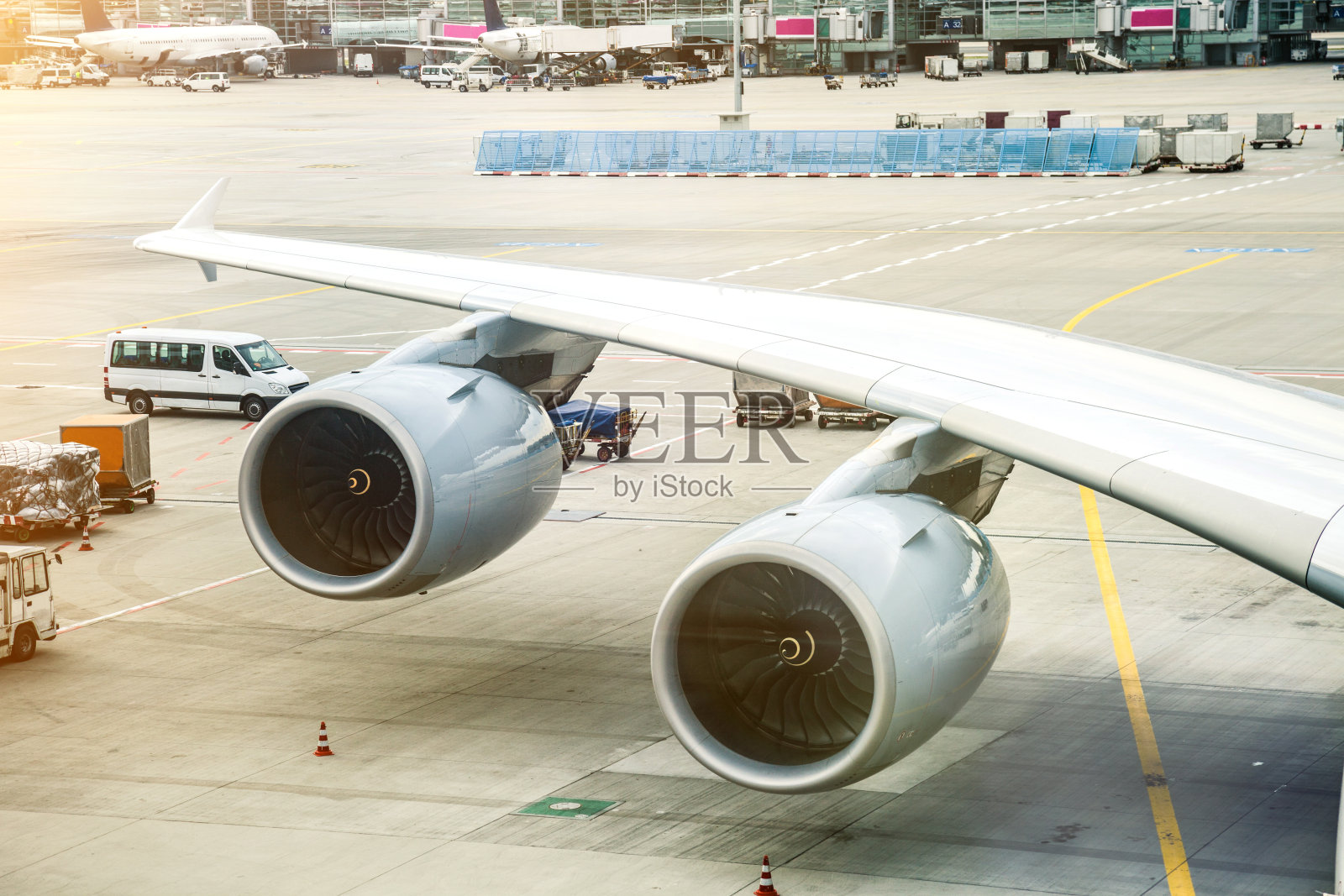 飞机准备起飞,机翼和引擎关闭照片摄影图片