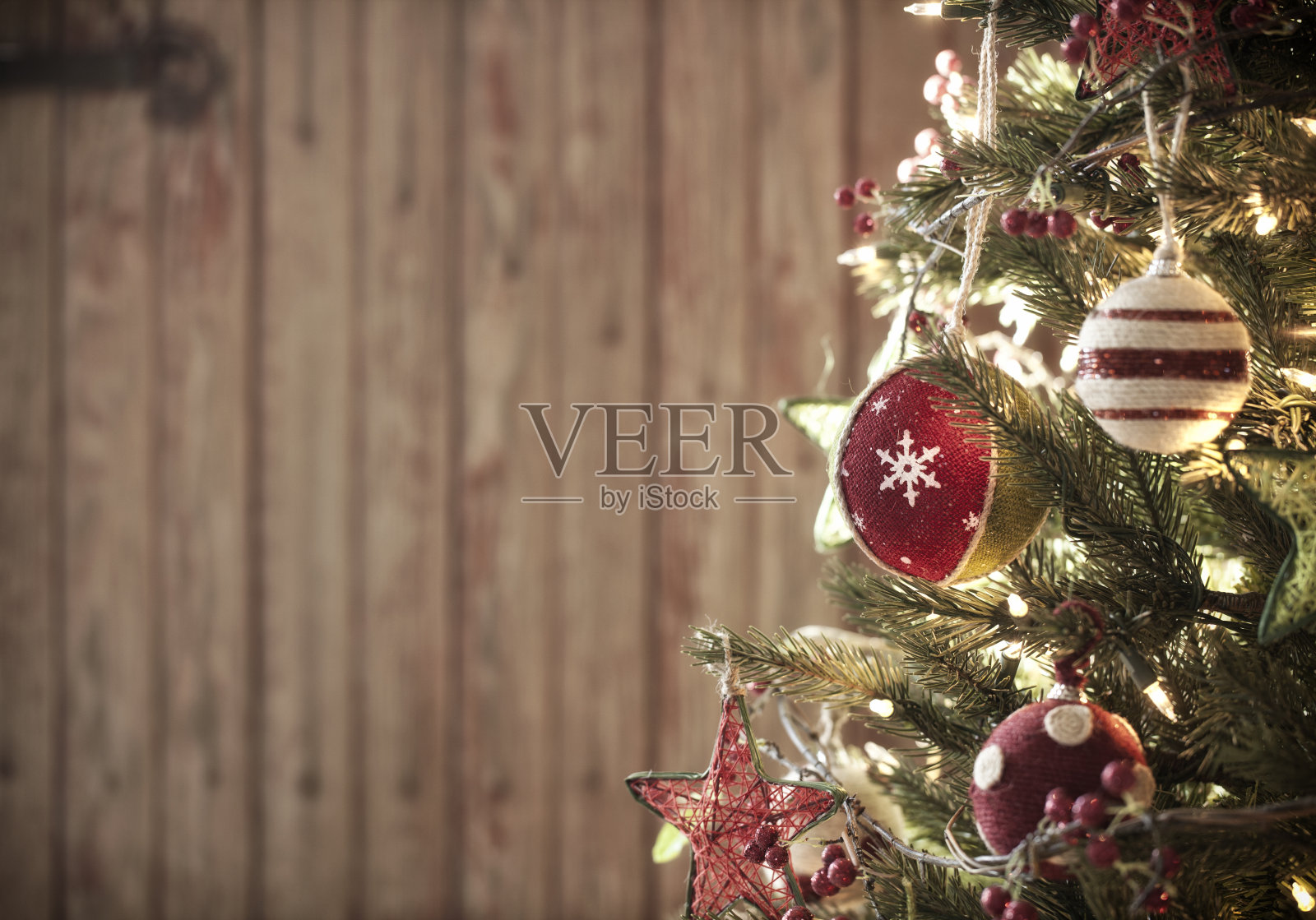 环保圣诞树与装饰和装饰照片摄影图片