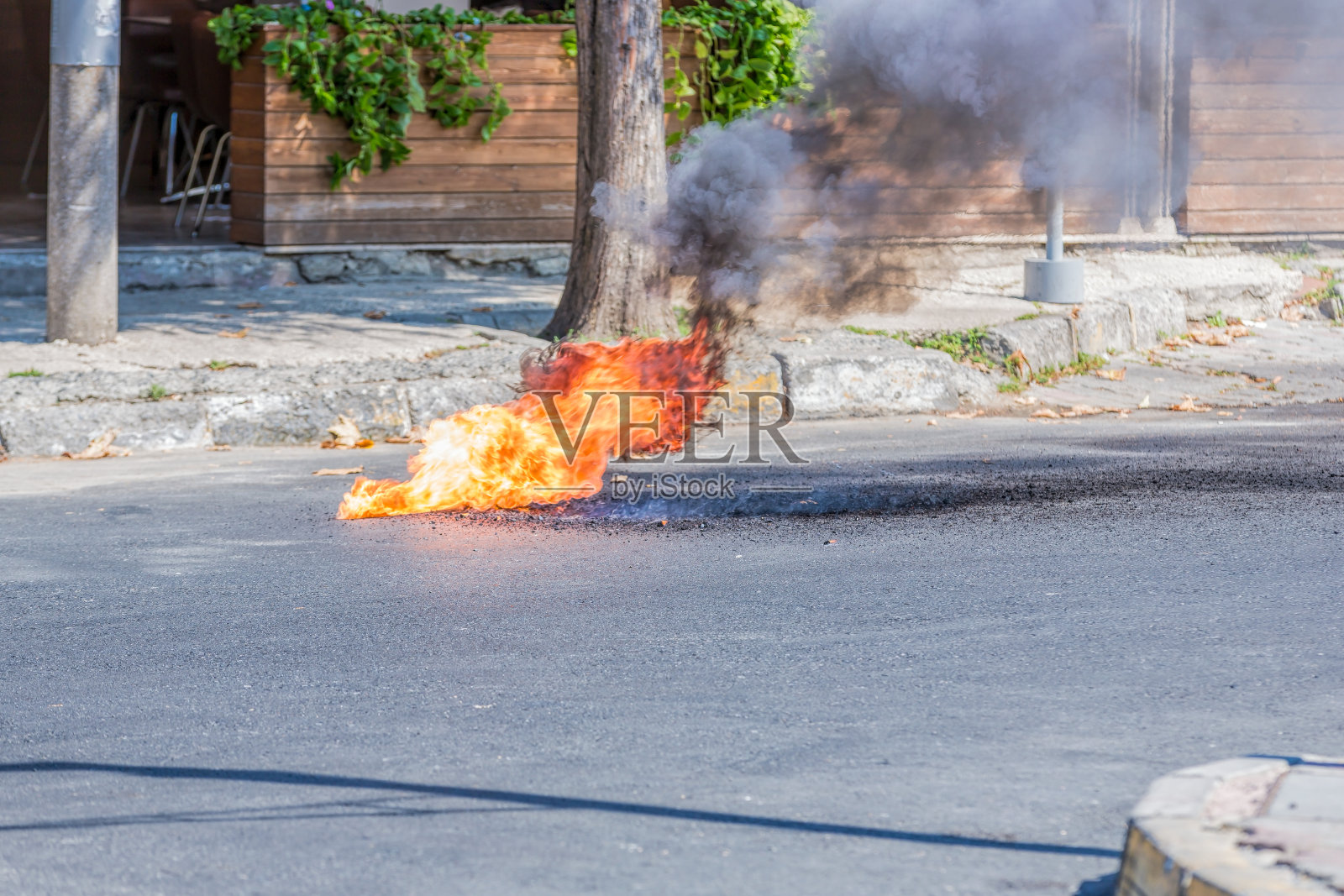沥青上破裂的天然气管道着火照片摄影图片