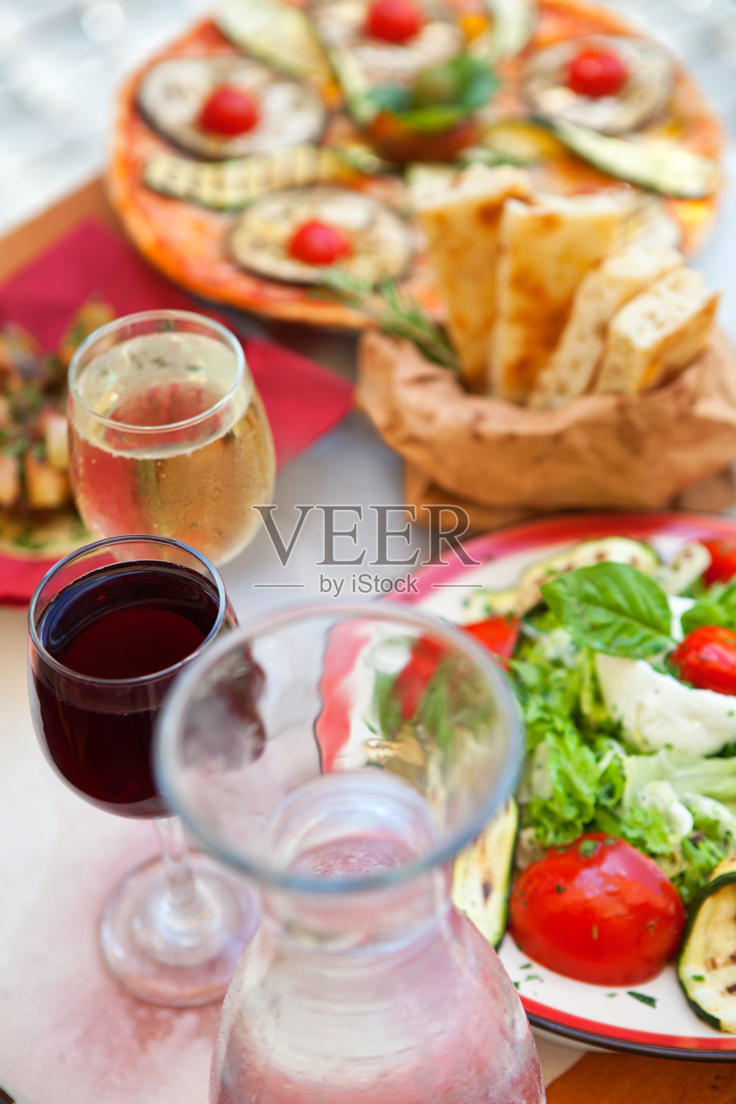 户外新鲜的意大利午餐照片摄影图片