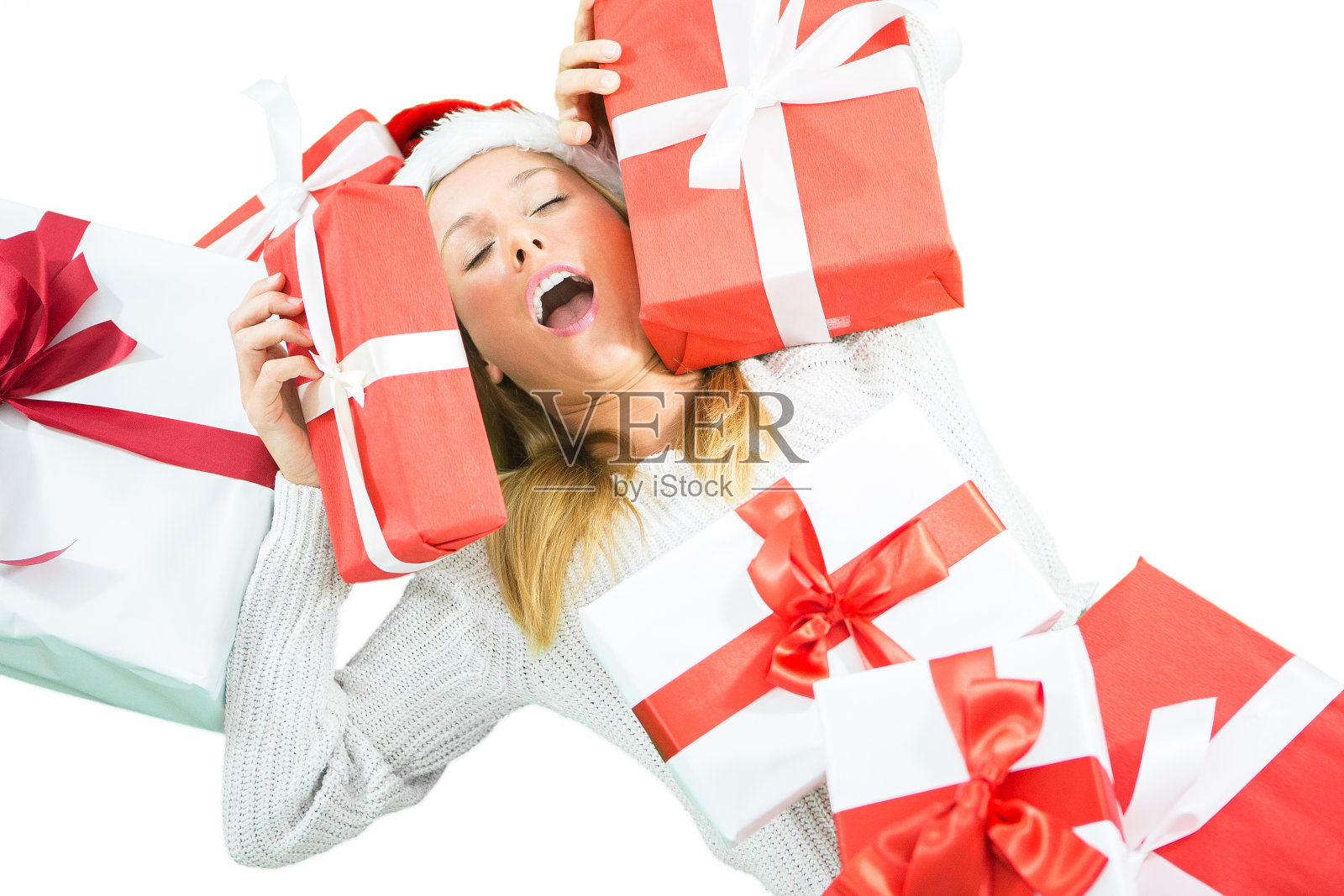 被圣诞礼物覆盖的兴奋女人照片摄影图片