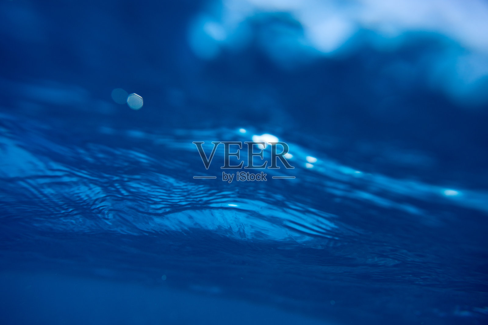 挥舞着水面照片摄影图片