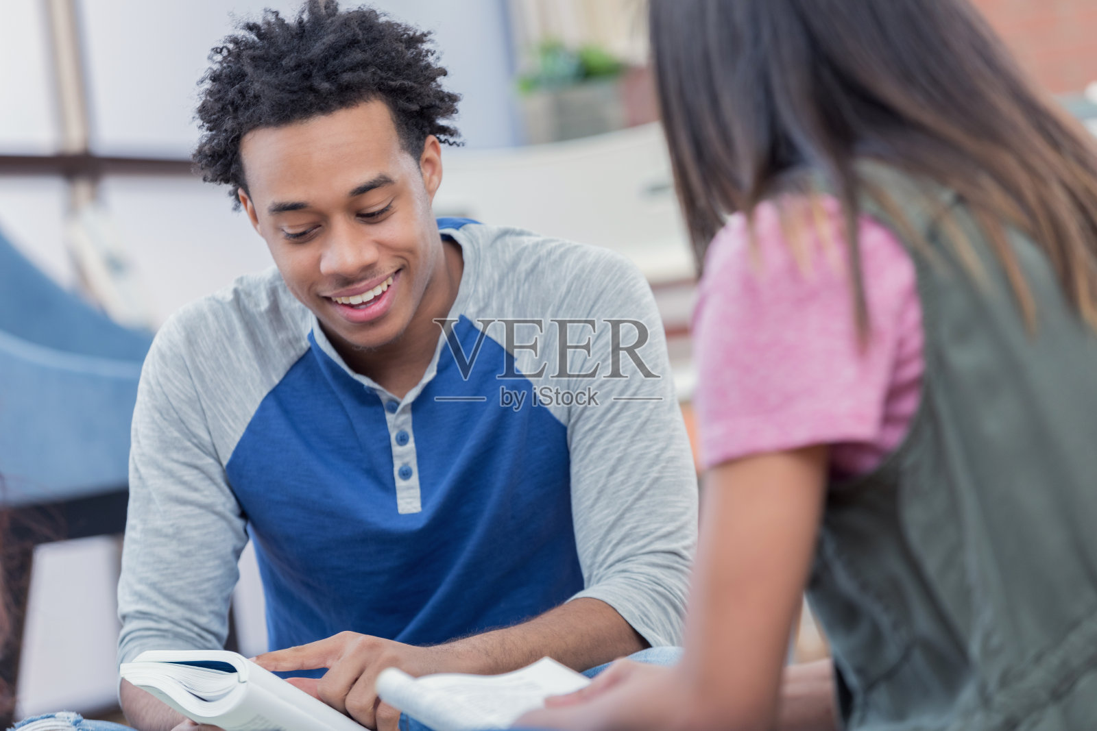 大学生参加学习小组照片摄影图片