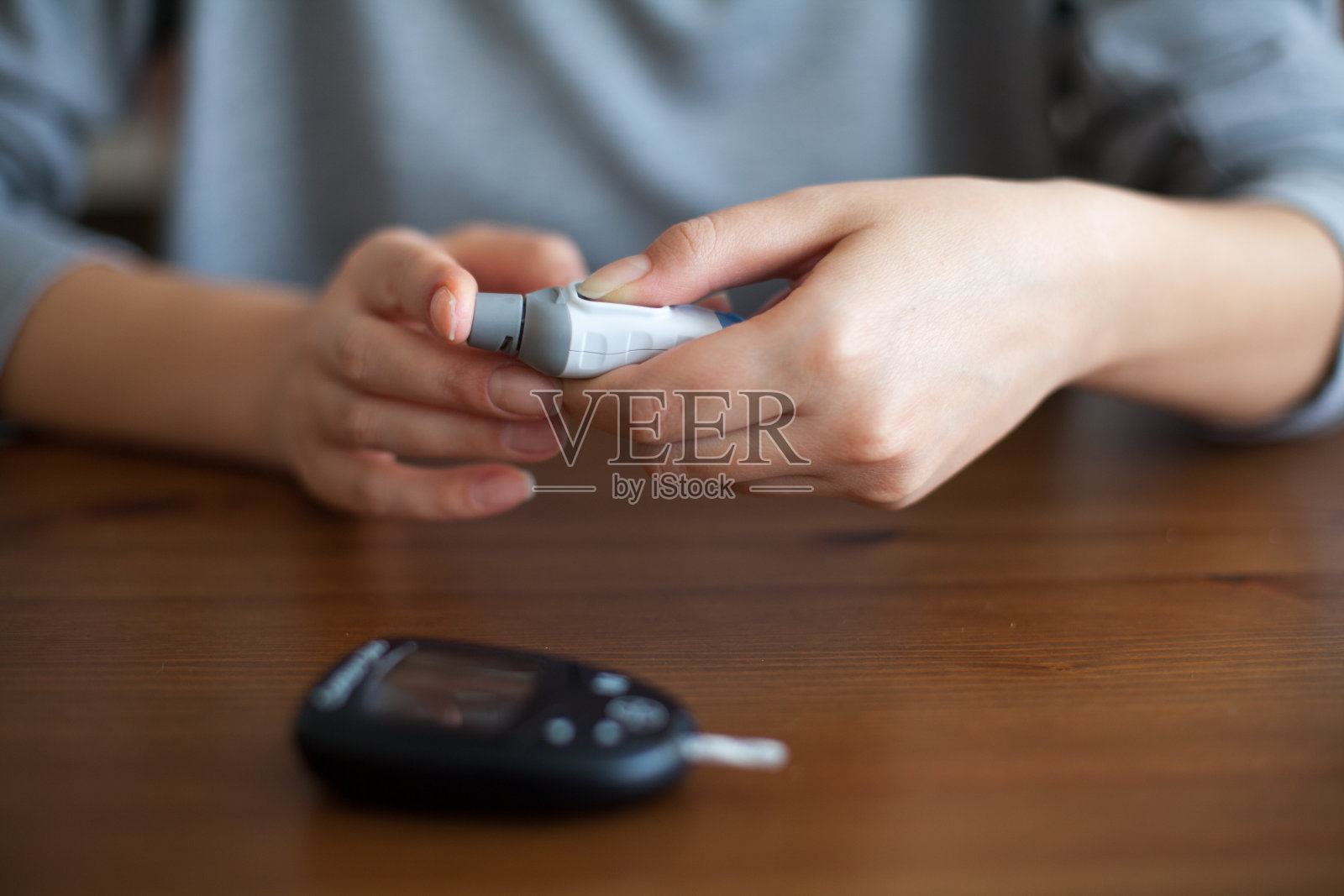 一个正在测量血糖水平的女人照片摄影图片