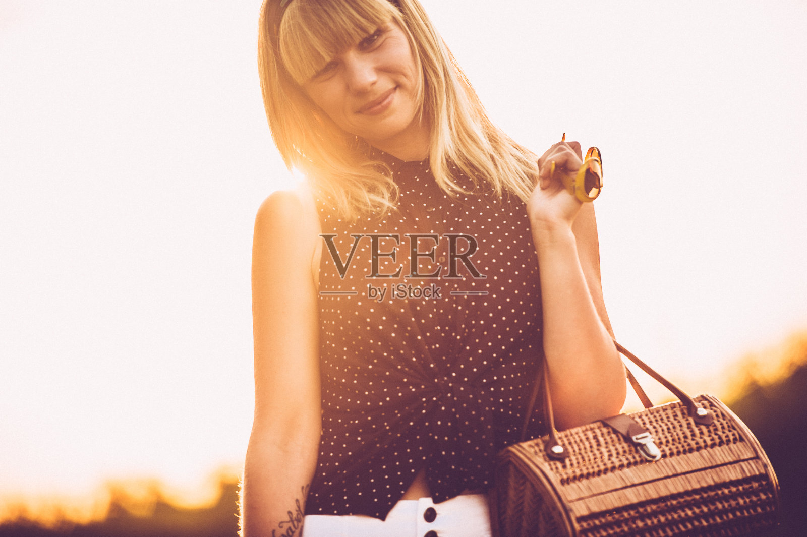 美丽的年轻女人喜欢复古风格照片摄影图片