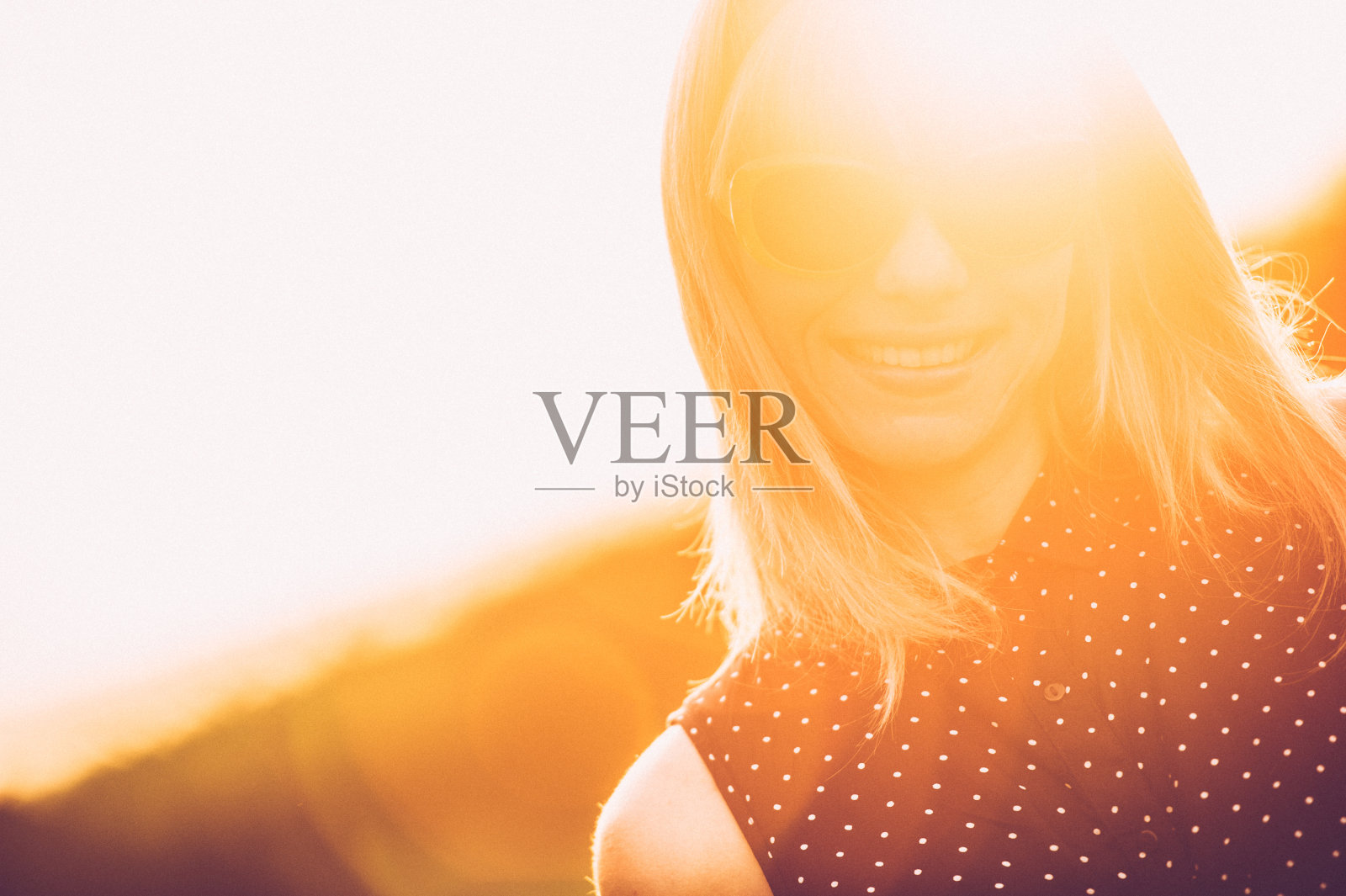 近距离肖像美丽的女人-复古风格照片摄影图片