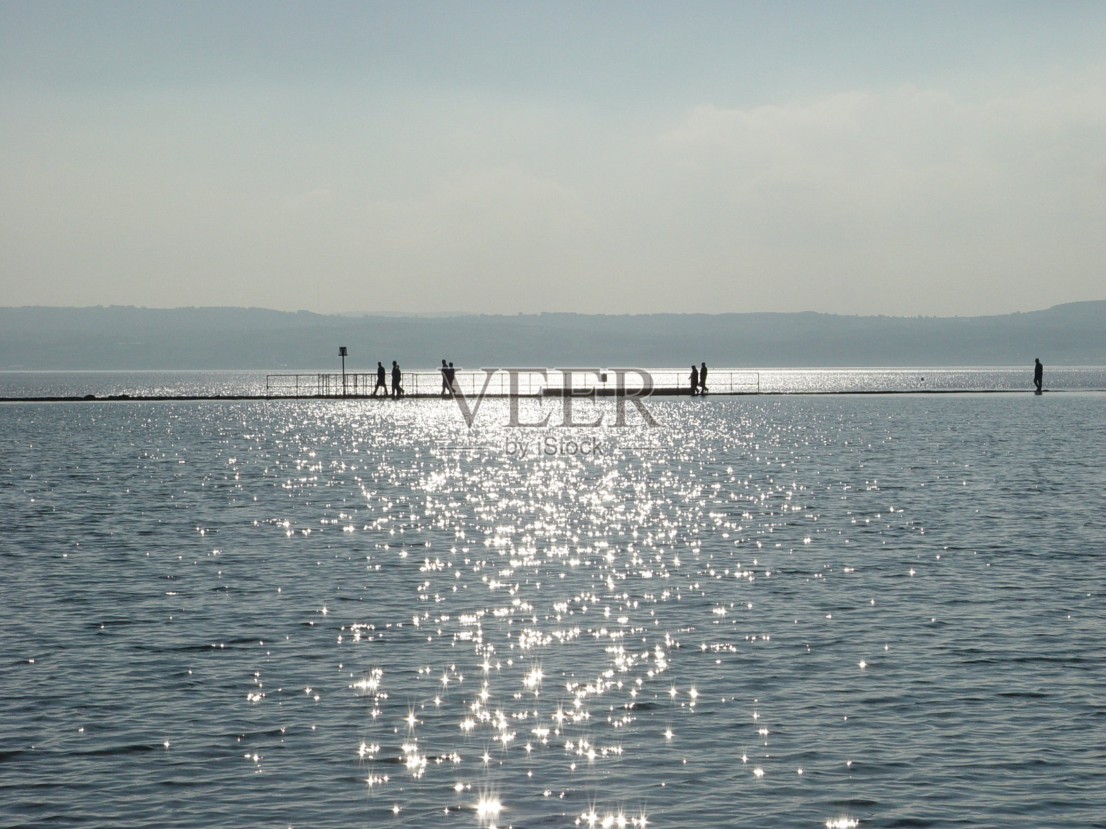 绕着湖散步照片摄影图片