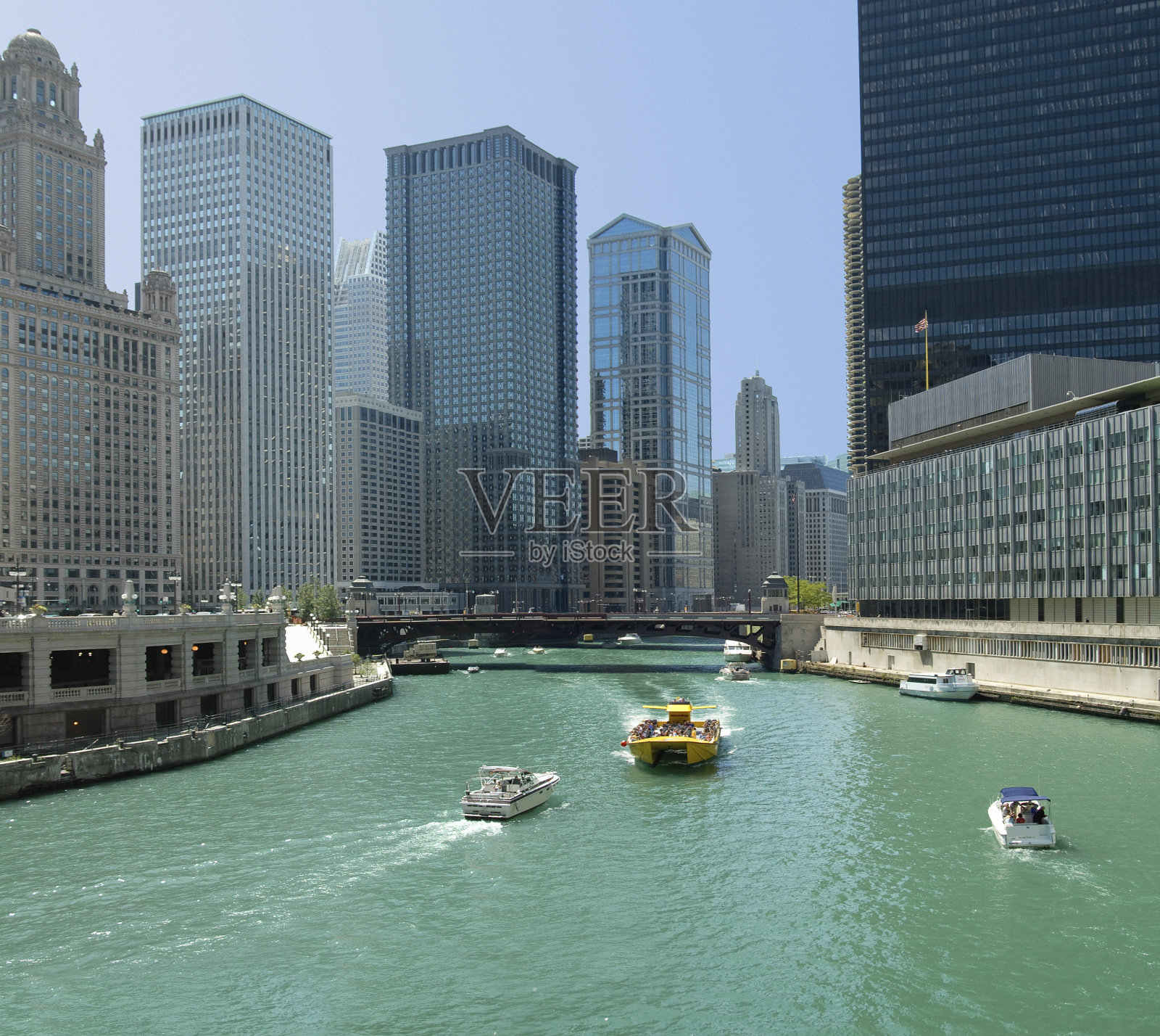 伊利诺斯州芝加哥河上的晴天照片摄影图片
