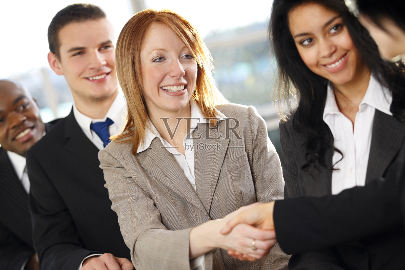 跨种族商务团队在办公室互相握手问候照片摄影图片