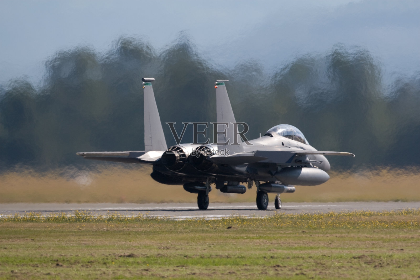 高温下的军用喷气式飞机照片摄影图片