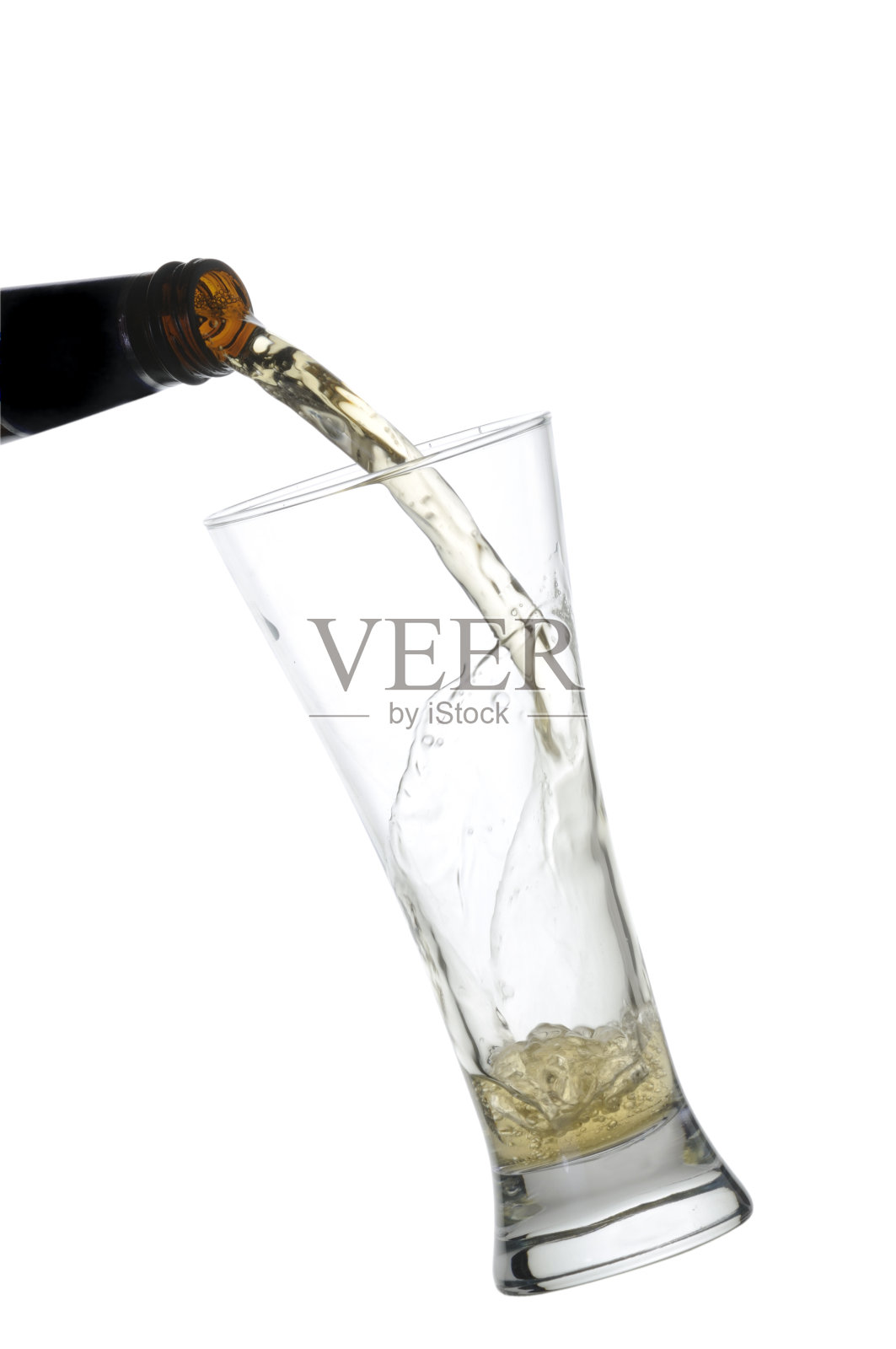 倒一杯啤酒照片摄影图片