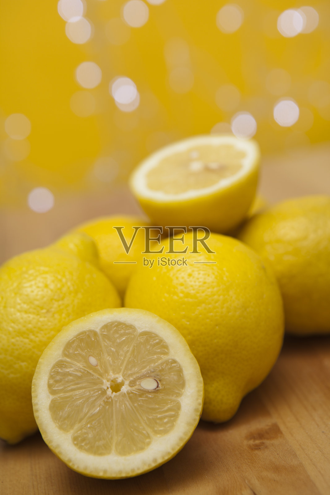 吃柠檬照片摄影图片