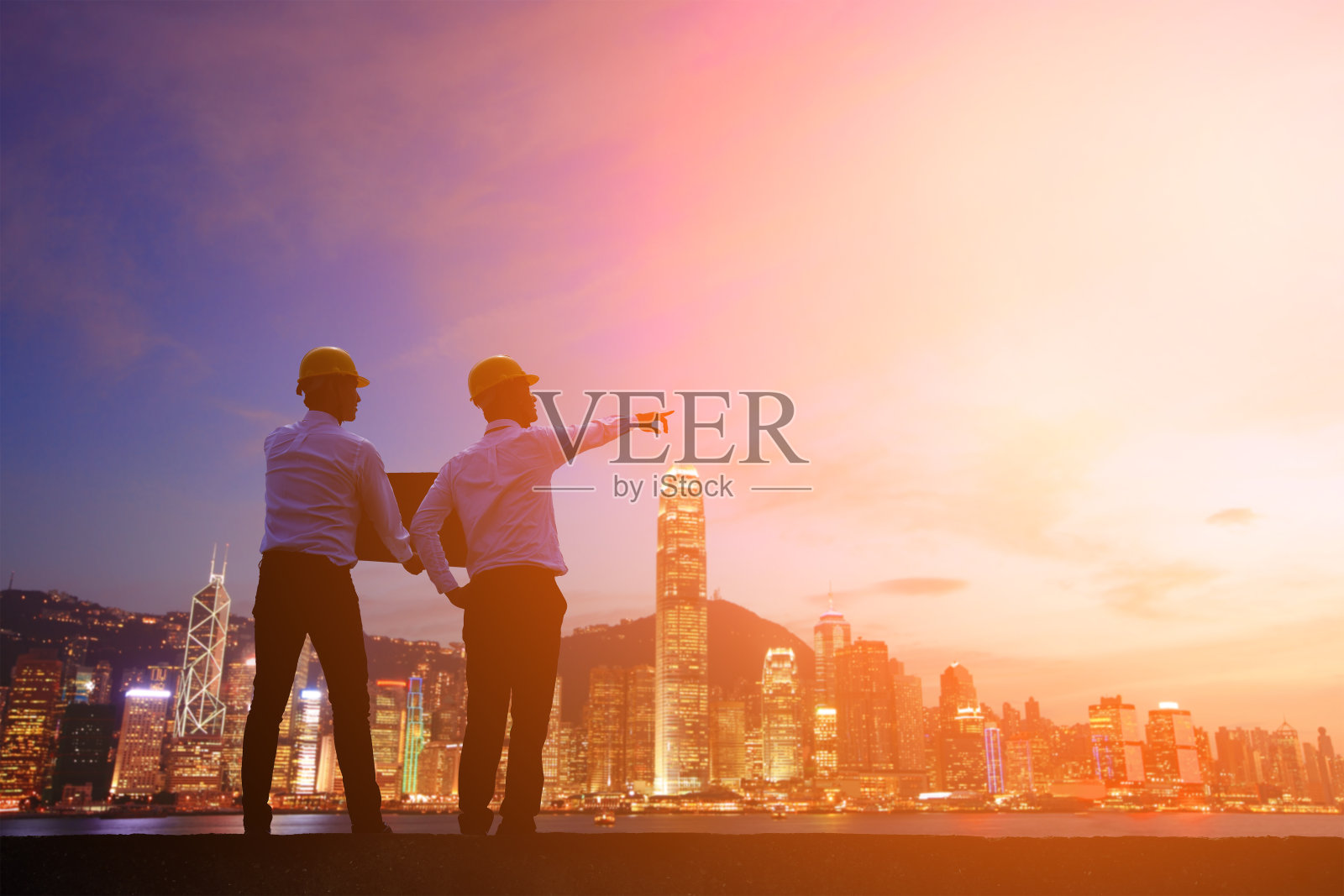 建筑师与城市背景会面照片摄影图片