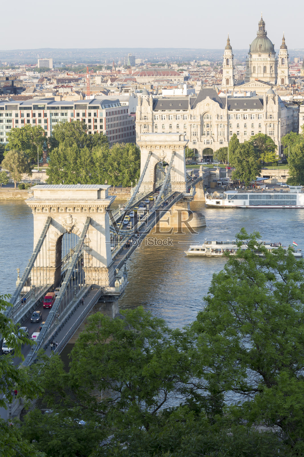 白天的布达佩斯铁链桥和圣斯蒂芬大教堂照片摄影图片