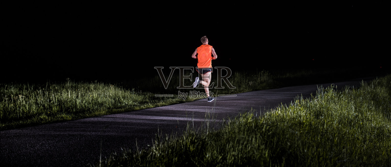 男子在公园慢跑照片摄影图片