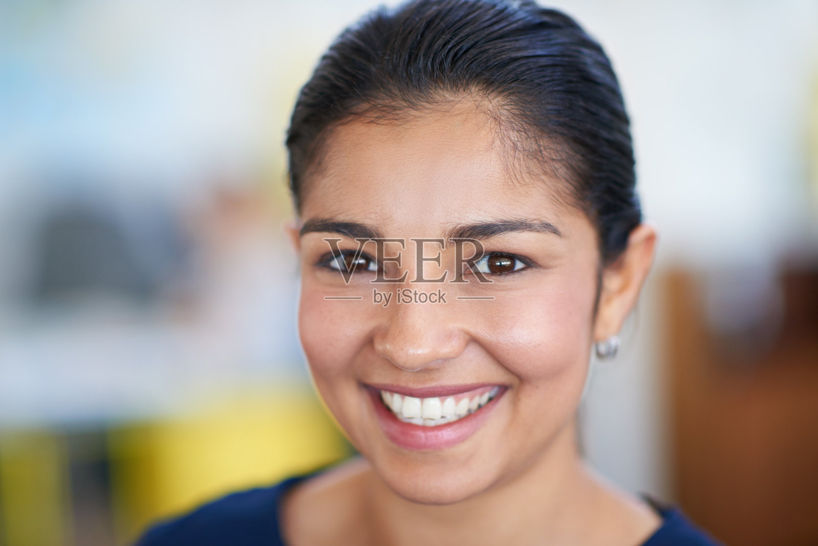 她对自己的业务能力很有信心照片摄影图片