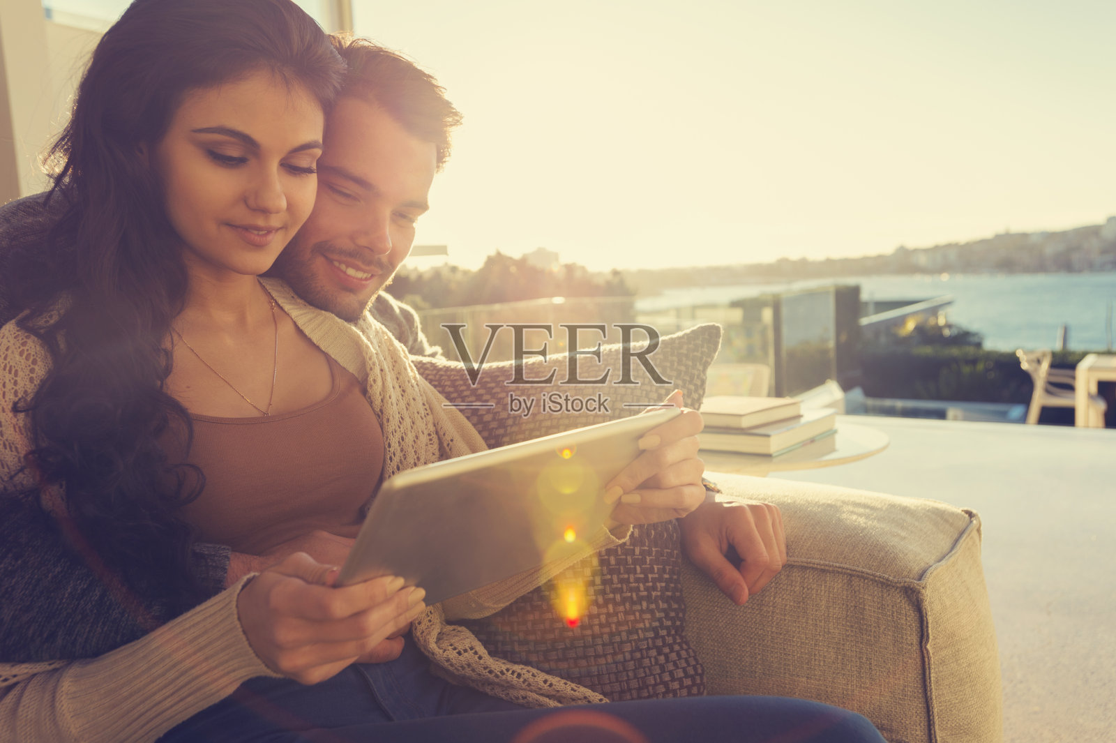 夫妇在家里使用数码平板电脑。照片摄影图片