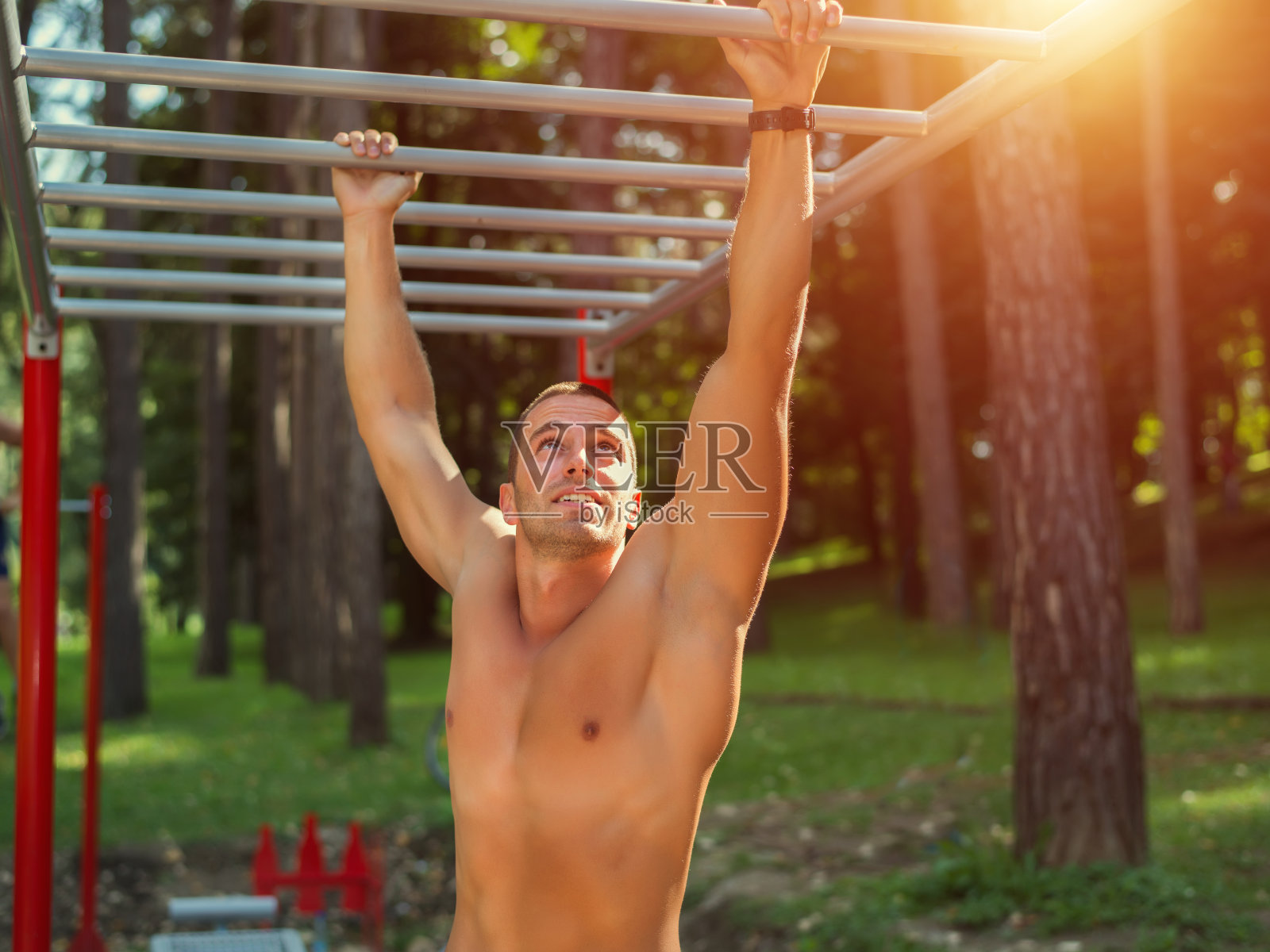 一个年轻人在森林里锻炼身体照片摄影图片