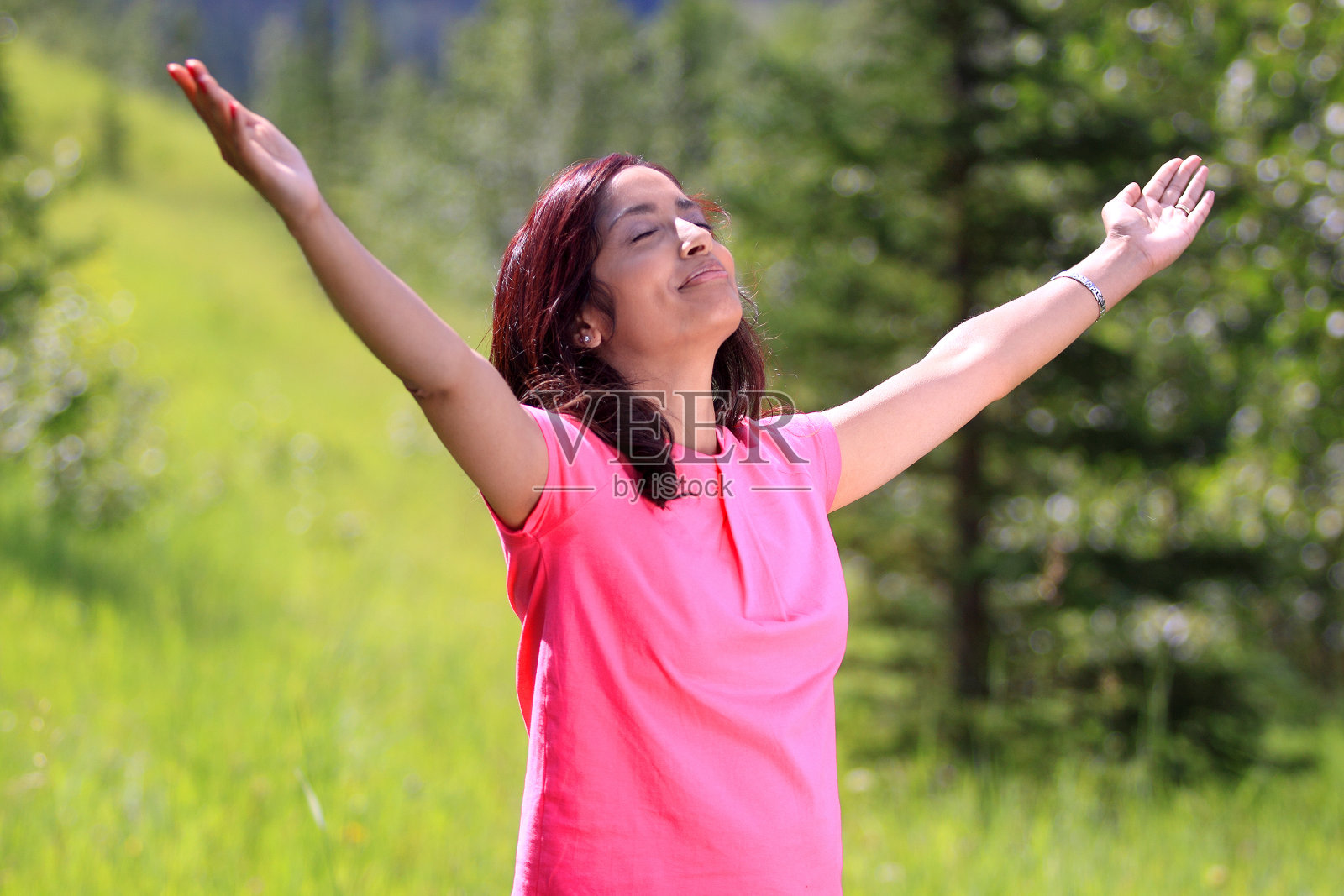 快乐的年轻女子,张开双臂照片摄影图片