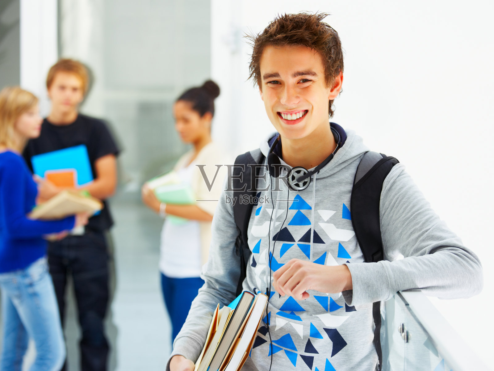 一个年轻男学生微笑的特写照片摄影图片