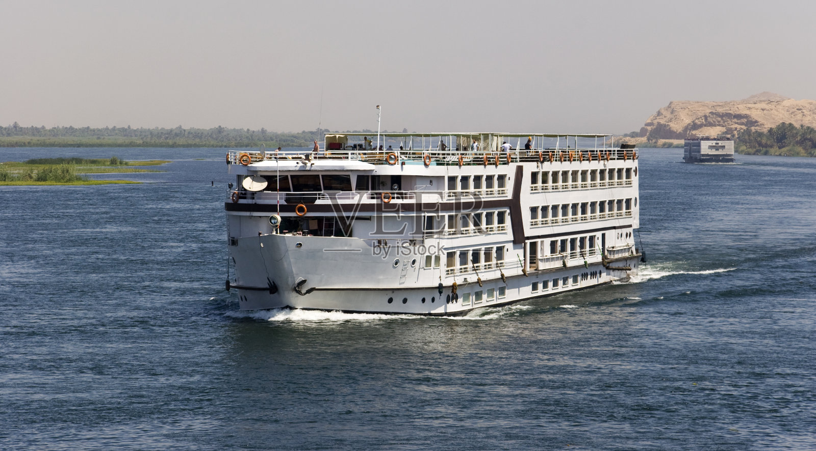 尼罗河上的客船照片摄影图片