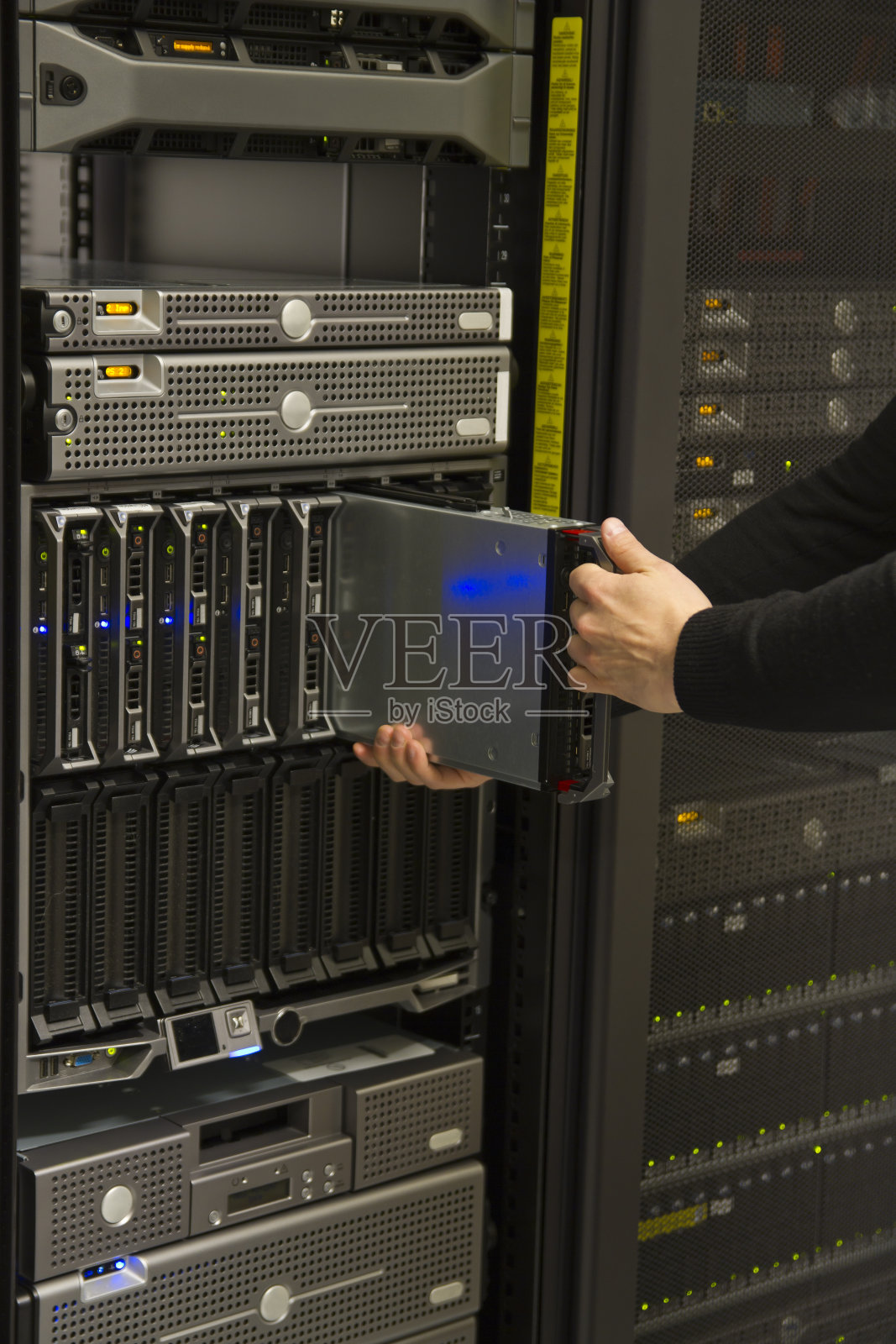 安装刀片服务器照片摄影图片