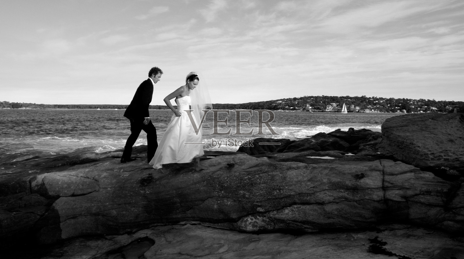 新娘和新郎在石头上照片摄影图片