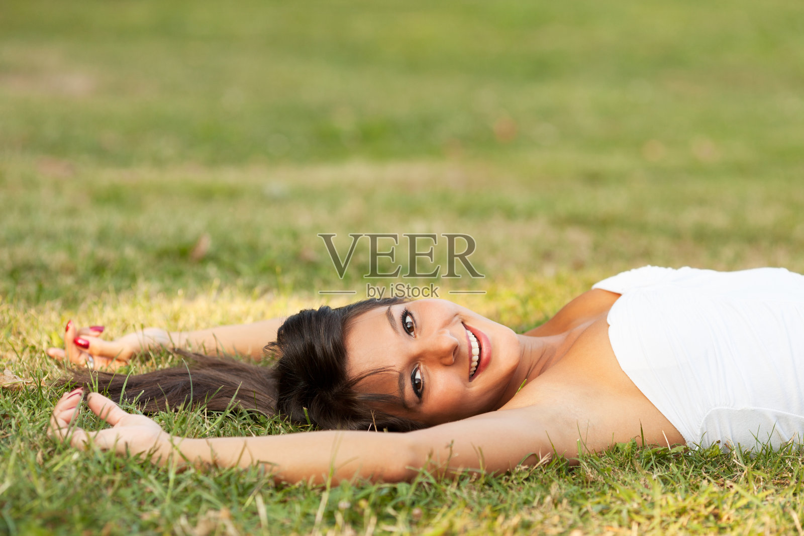 在大自然中放松的女人照片摄影图片