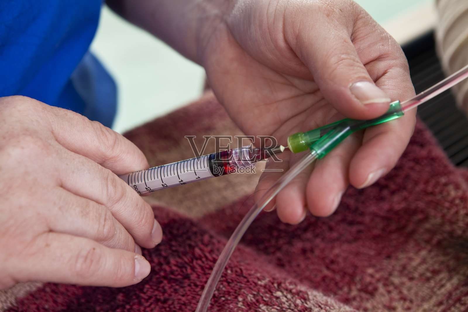 医疗技术员在静脉导管中注射药物照片摄影图片