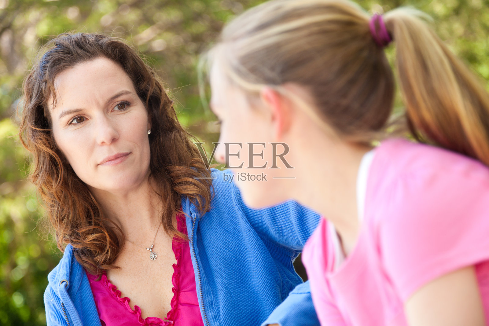 忧心忡忡的母亲在和女儿谈话照片摄影图片