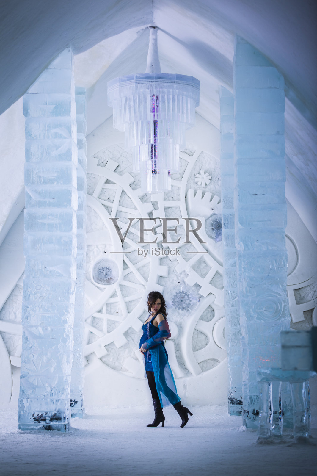 冰冷城堡里的孕妇照片摄影图片