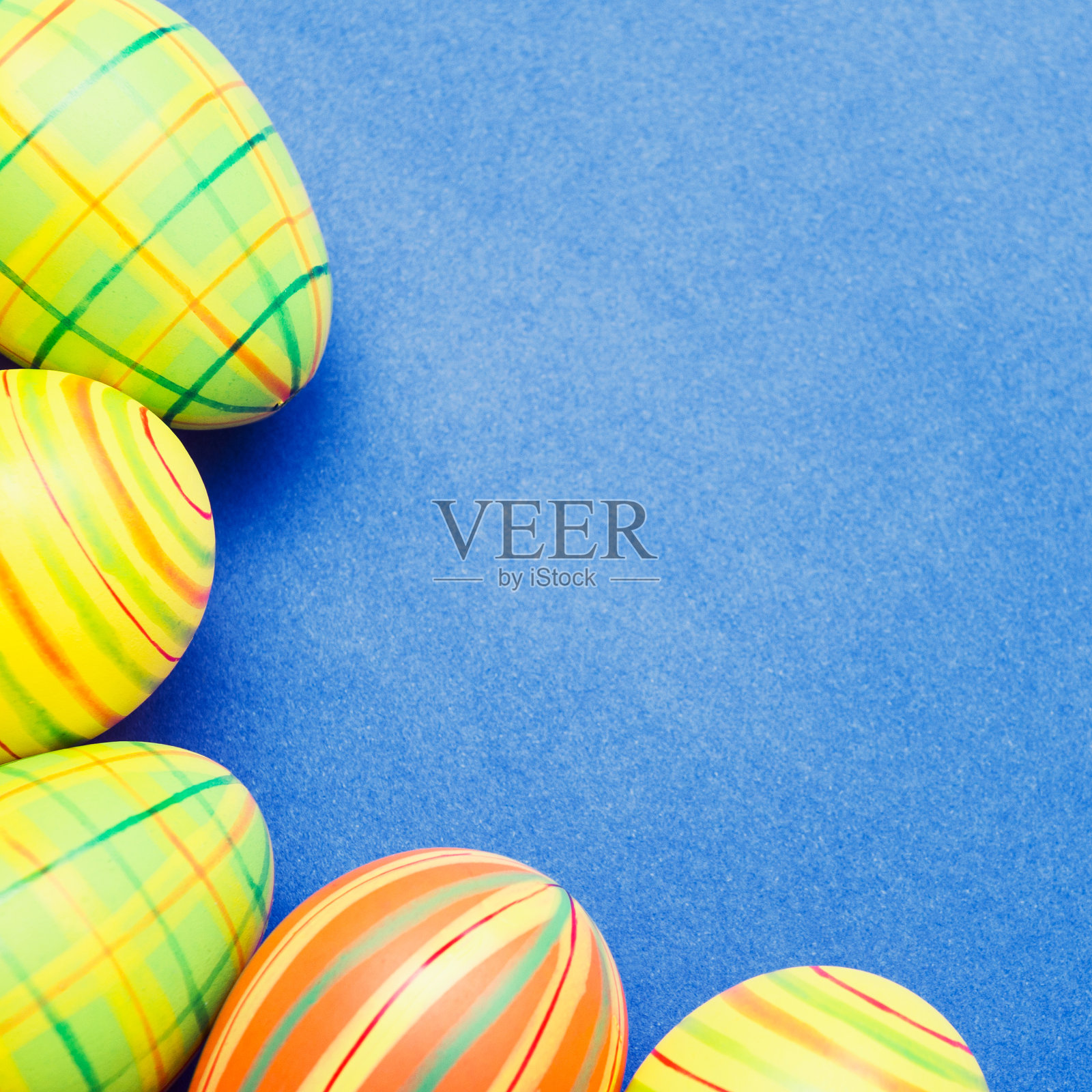 在紫色背景上绘制复活节彩蛋照片摄影图片