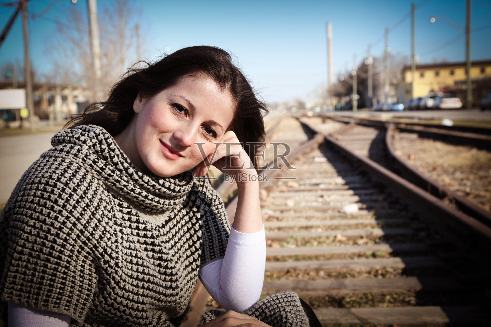 铁路上情绪化的女人照片摄影图片