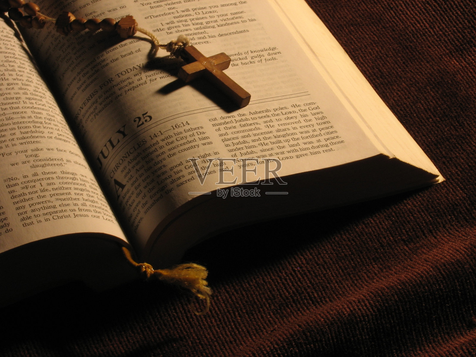 在圣经的念珠照片摄影图片