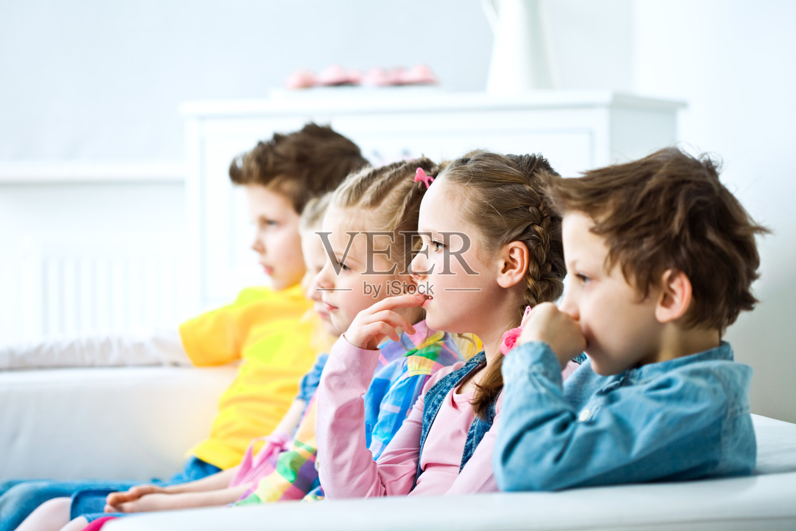 孩子们看电视照片摄影图片