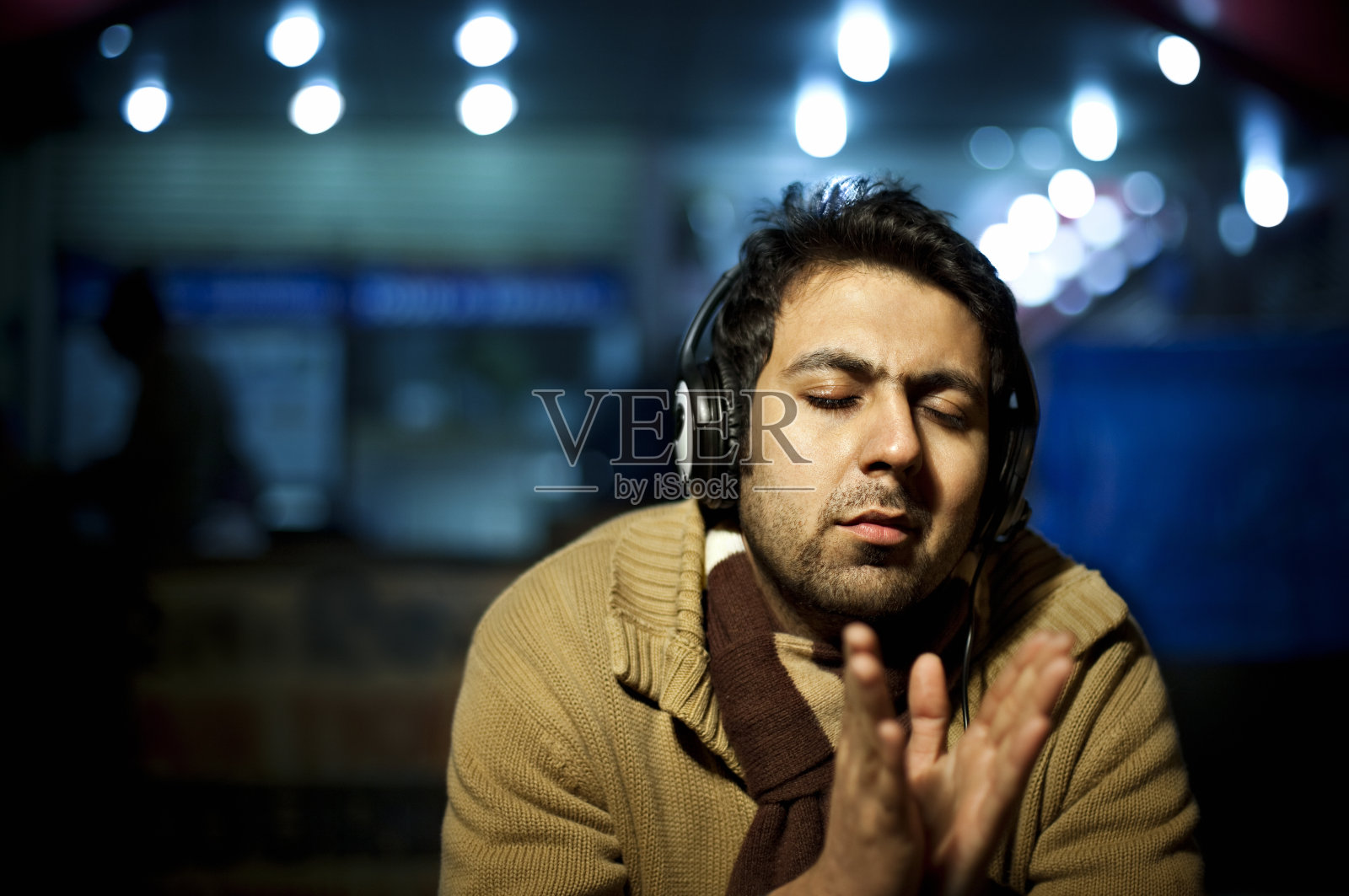 晚上在户外听音乐的年轻人照片摄影图片